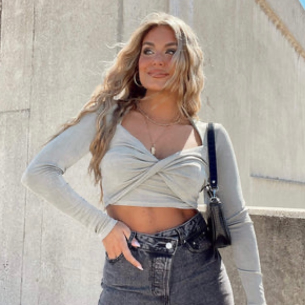 Lane 201 Long- Sleeve Cropped blouse